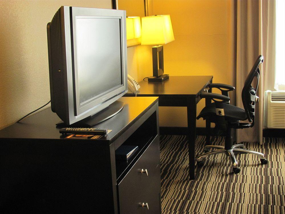 Holiday Inn Express Hotel & Suites Burlington By Ihg Ngoại thất bức ảnh