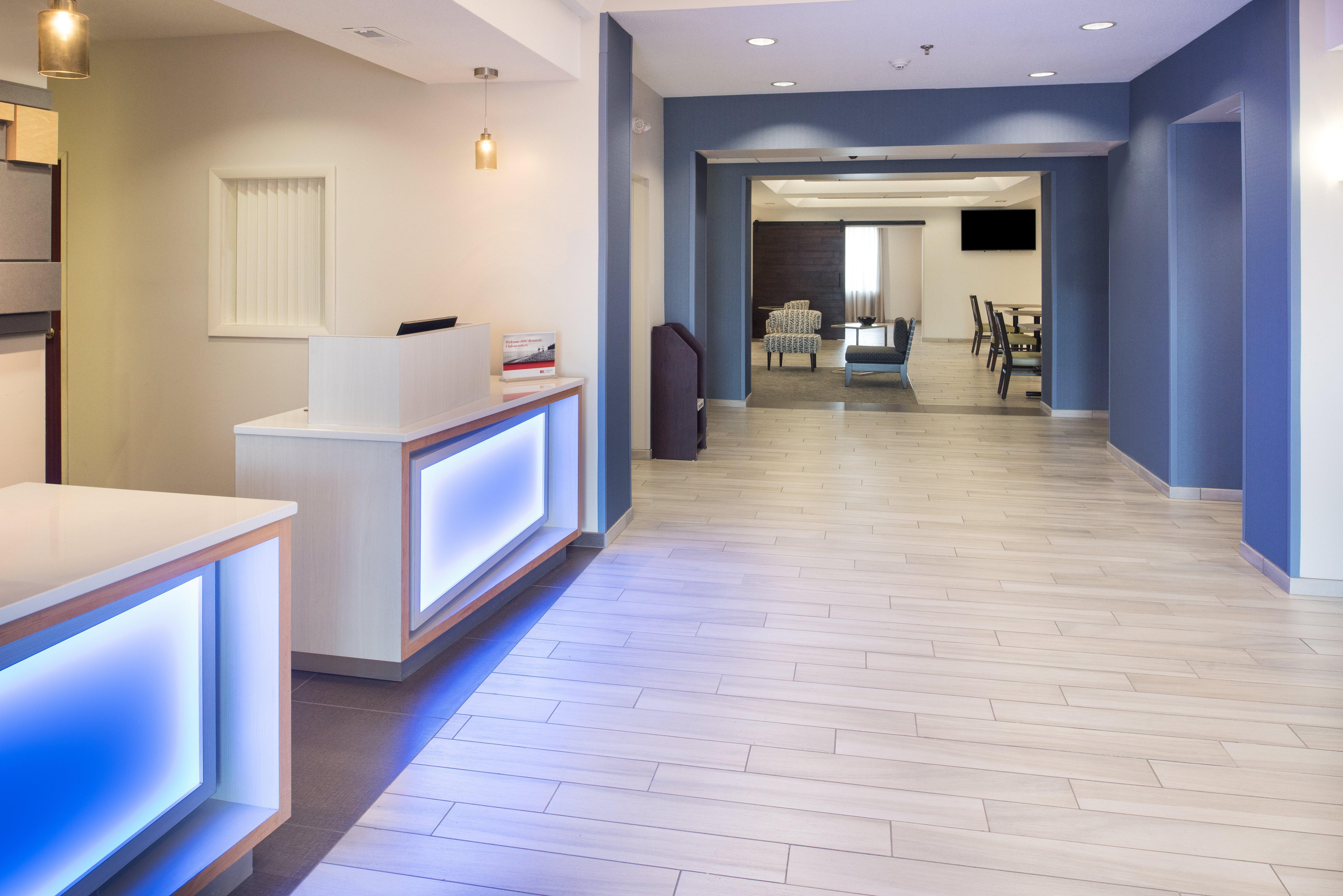 Holiday Inn Express Hotel & Suites Burlington By Ihg Ngoại thất bức ảnh