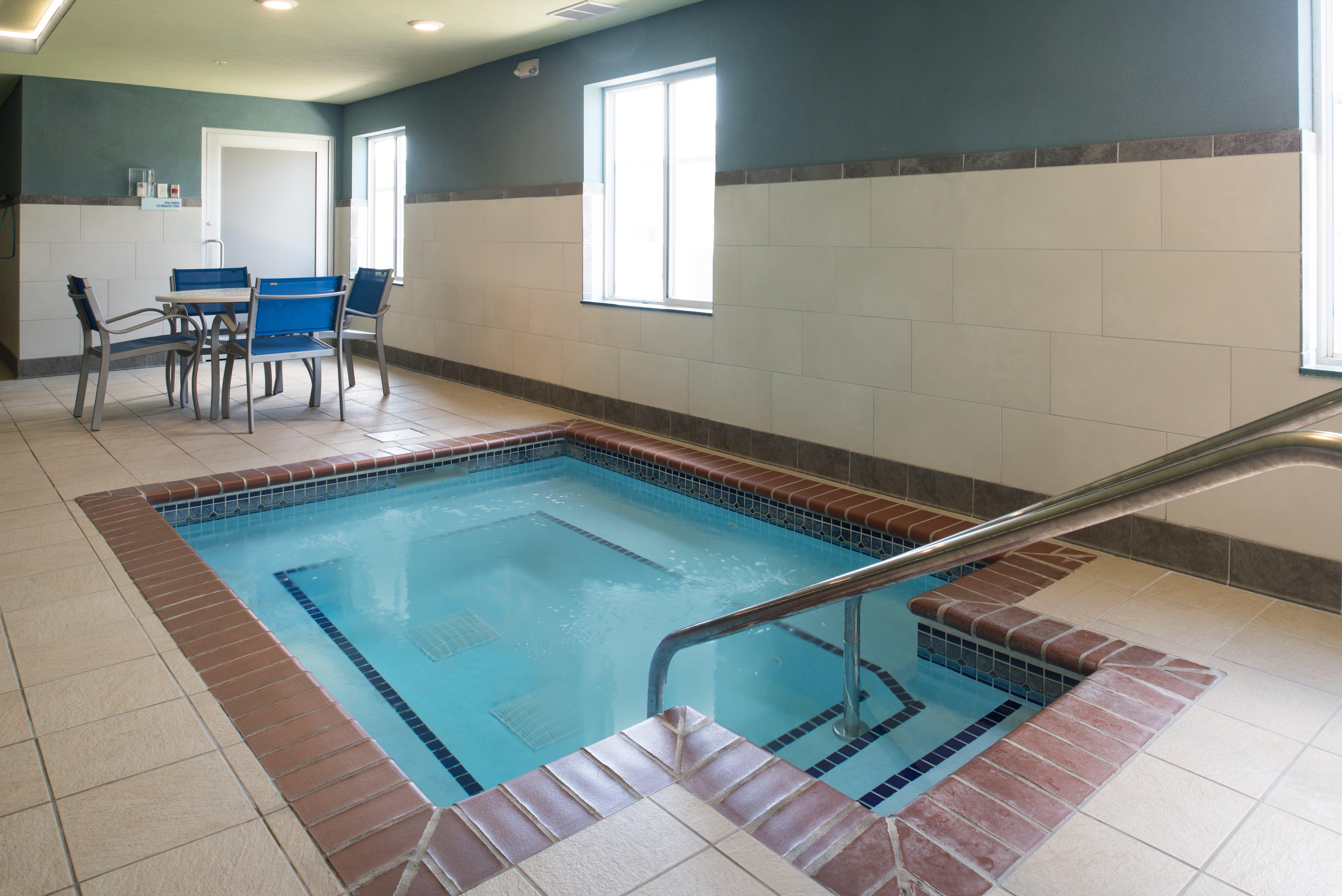 Holiday Inn Express Hotel & Suites Burlington By Ihg Ngoại thất bức ảnh