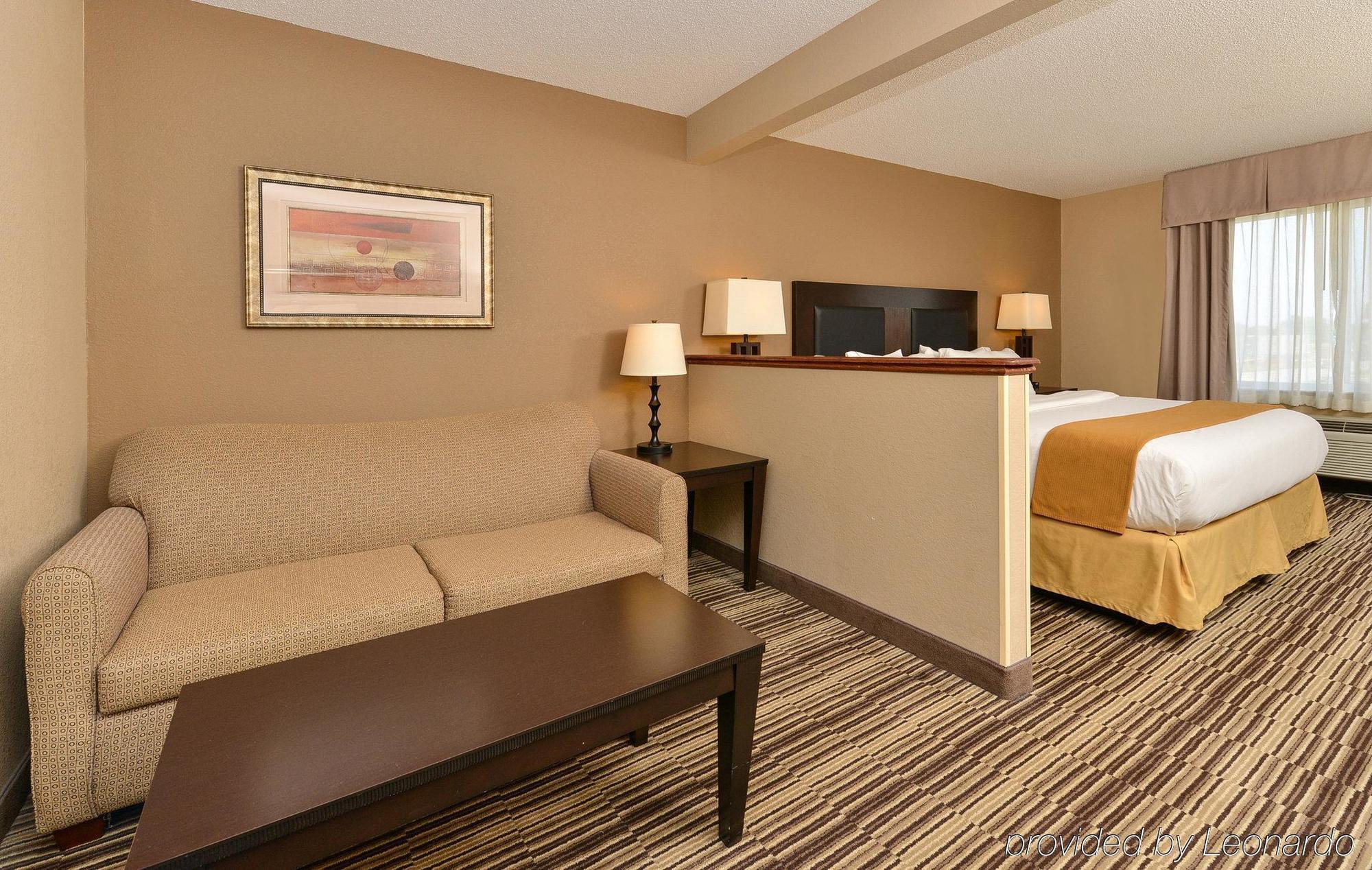 Holiday Inn Express Hotel & Suites Burlington By Ihg Ngoại thất bức ảnh