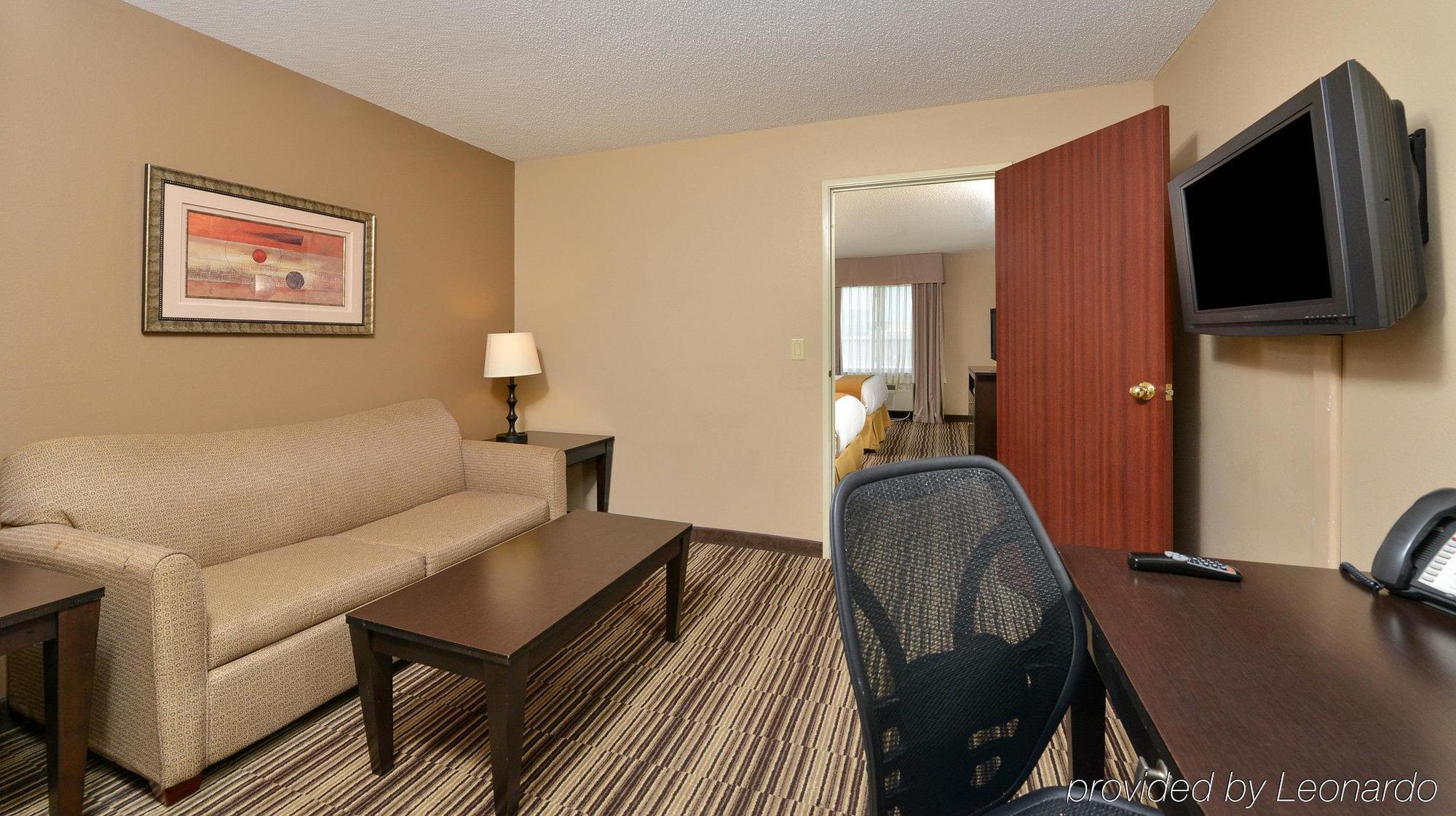 Holiday Inn Express Hotel & Suites Burlington By Ihg Ngoại thất bức ảnh