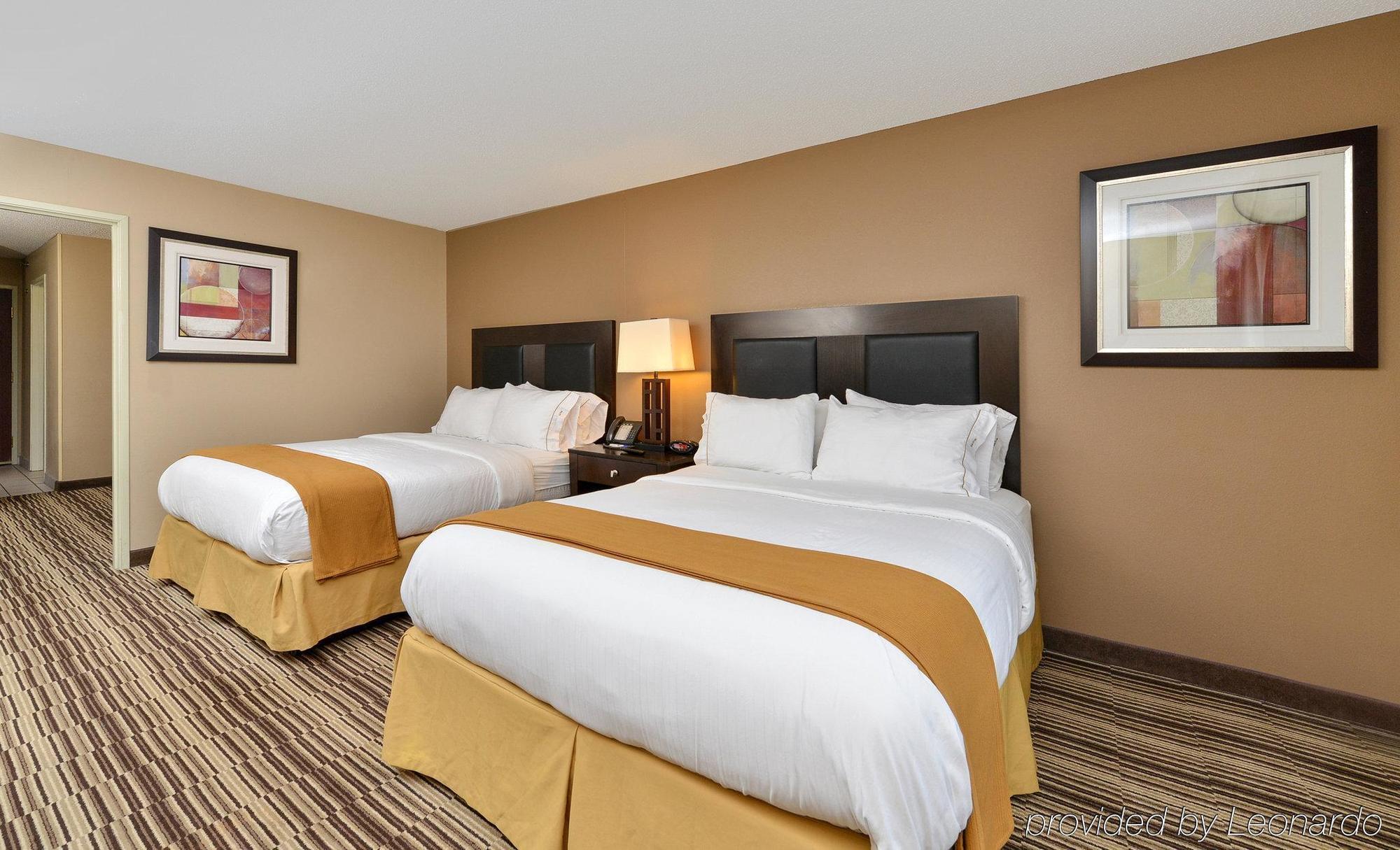 Holiday Inn Express Hotel & Suites Burlington By Ihg Ngoại thất bức ảnh